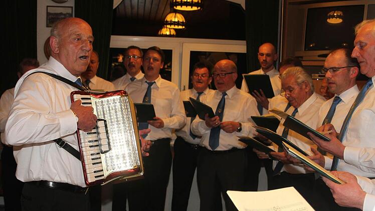 Vitus Karg begleitete "seinen" Willmersreuther Chor mit dem Akkordeon. Foto: Sonja Adam