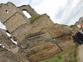 Ganz so schepps ist die Wand der Kapelle der Ruine Altenstein nun doch nicht. Aber unser Fotograf wählte diese Perspektive, um die Mauersanierung links mit einzufangen.  Foto: Ralf Kestel