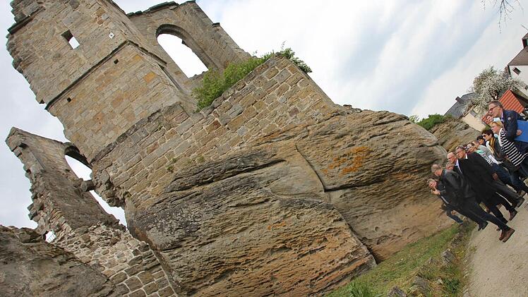 Ganz so schepps ist die Wand der Kapelle der Ruine Altenstein nun doch nicht. Aber unser Fotograf wählte diese Perspektive, um die Mauersanierung links mit einzufangen.  Foto: Ralf Kestel