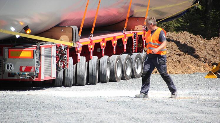 An der Parkposition des Selbstfahrers. Auf dem Bild erkennt man, wie wendig der Selbstfahrer durch die lenkbaren Achsen ist.  Foto: Friedwald Schedel