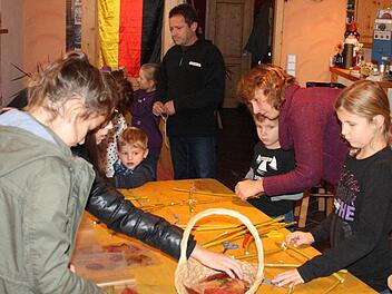 Mit Weidenruten, Herbstlaub und Kastanien bastelte die Jugendgruppe des OGV Eicha Schmuckstücke für winterliche Gärten. Fotos: privat