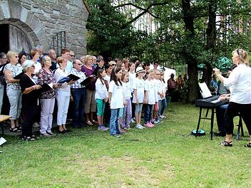 Silke Articus (r.) ist die Leiterin der Seebachspatzen, Udo Reinhart (verdeckt) dirigiert den Cäcilia-Chor. Foto: Richard Sänger