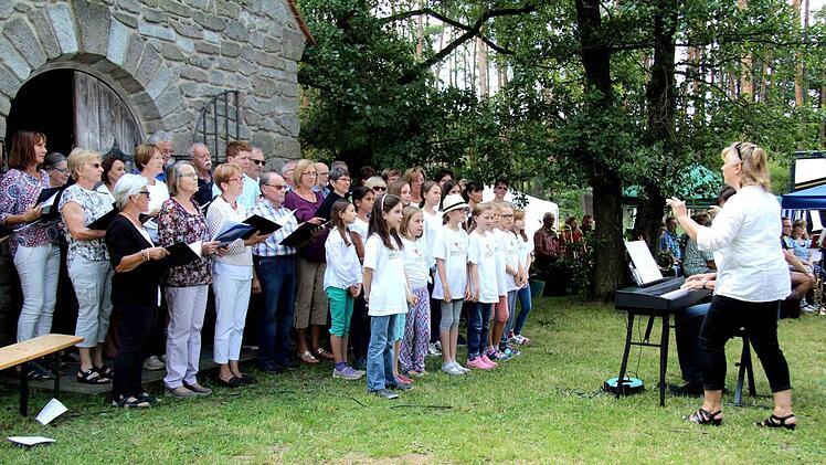 Silke Articus (r.) ist die Leiterin der Seebachspatzen, Udo Reinhart (verdeckt) dirigiert den Cäcilia-Chor. Foto: Richard Sänger