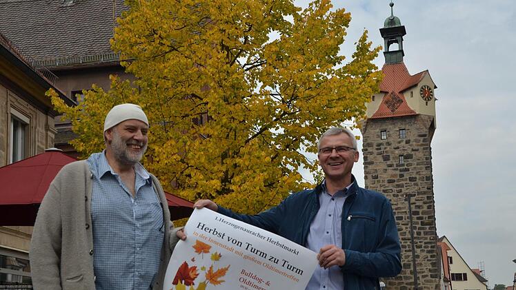 Klaus R&ouml;mmelt und Thomas Kotzer werden f&uuml;r den ersten Herzogenauracher Herbstmarkt. Bernhard Panzer