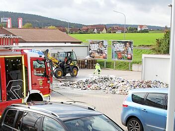 Nachdem die Feuerwehr den Brand gelöscht hatte, beseitigten Mitarbeiter des Eberner Bauhofs die Metallabfälle wieder. Foto: Ralf Kestel