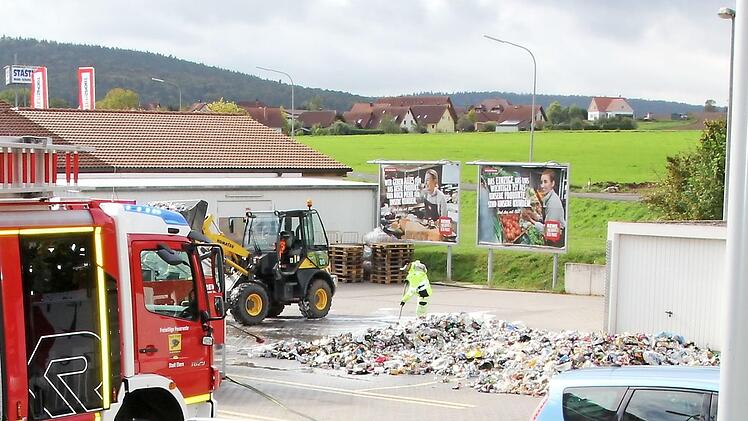 Nachdem die Feuerwehr den Brand gelöscht hatte, beseitigten Mitarbeiter des Eberner Bauhofs die Metallabfälle wieder. Foto: Ralf Kestel