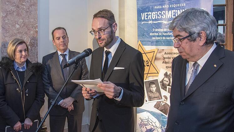 Flankiert von João Rebelo, dem Vorsitzenden der Parlamentariergruppe zur Pflege der portugiesisch-israelischen Freundschaft (Zweiter von links), und von Eduardo Ferro Rodrigues, dem Parlamentspräsidenten (rechts), ging Daniel Heß (Mitte) auf Entstehen und den zentralen Gedanken der Ausstellung ein. Rudolf Hein