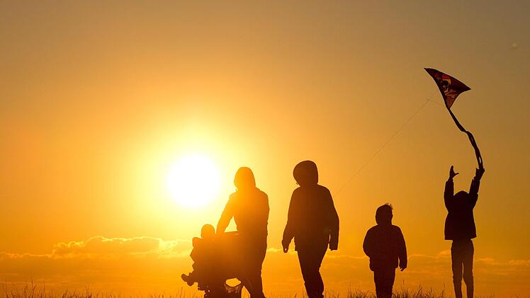 Hebammenbonus, Familiengeld, Ganztagsbetreuung: F&uuml;r Familien will die Staatsregierung tief in die Tasche greifen.&nbsp;Die Opposition kritisiert die Verteilung. Wer vom Geldregen  profitiert - und wer nicht. Symbolbild:  Christian Charisius/dpa