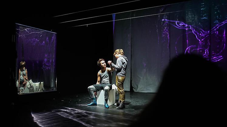 Szene aus "4.48 Psychose" im Coburger Theater in der Reithalle Foto:  Henning Rosenbusch