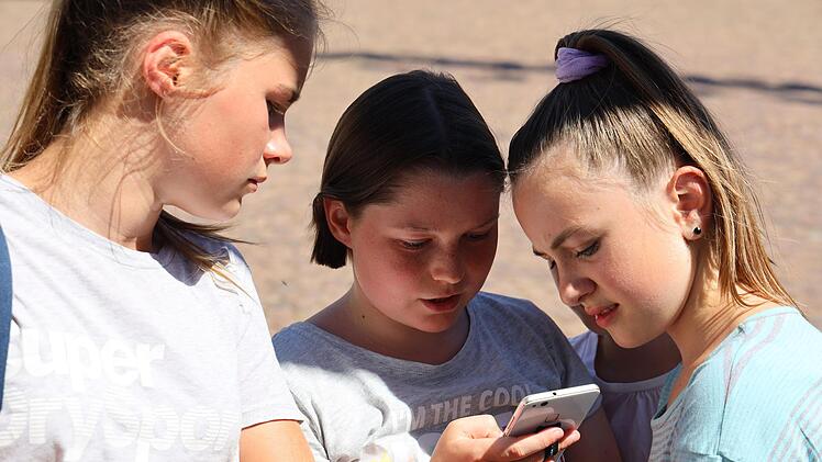 Via Smartphone erhielten die Teilnehmer die Beschreibung der Spiele und Aufgaben. Foto: Christian Fenn