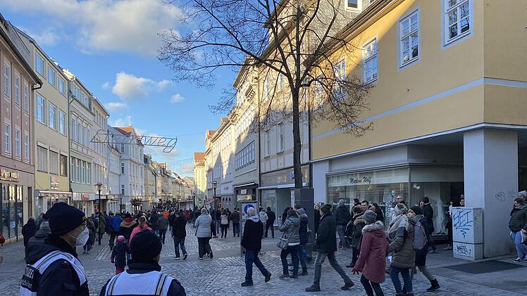 Ma&szlig;nahmengegner marschieren durch die Innenstadt.