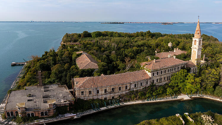 Poveglia Venedig Lagune Italien Geisterinsel Luftaufnahme Drohnenaufnahme Vogelperspektive Insel Kanal Orfano Canal Orfano Malamocco Verflucht Pest Quarant&auml;ne Geschichte Dunkle Geschichte Sanatorium Psychiatrie Ruinen Lost Place Gesperrt Verboten Mythos Legende Ghosthunter Paranormal Atmosph&auml;re Stille Nebel G&auml;nsehaut Unheimlich Dark Tourism Horror Reiseziele Europa Gruselige Orte Fotomotiv Reise Inspiration