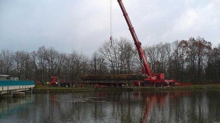 ... und 20 Meter langen Pontons wurden...  Foto: Bernhard Kellermann