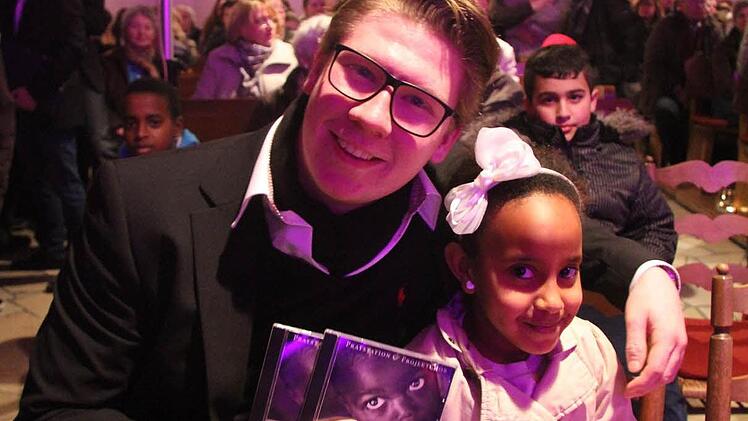 Philipp Roth zeigt die CD, da freut sich auch die kleine Median. Foto: Sonja Adam