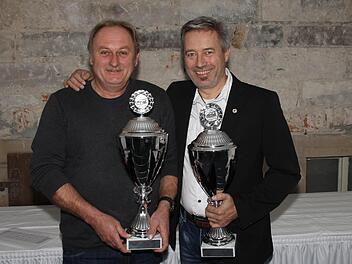 Wolfgang Wittmann und Robert Nikol (r.) mit ihren Pokalen Foto: privat