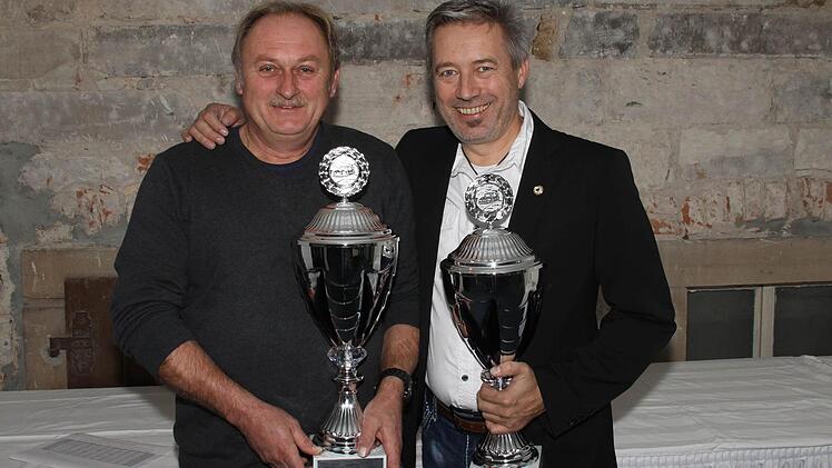 Wolfgang Wittmann und Robert Nikol (r.) mit ihren Pokalen Foto: privat