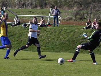 SC-Co-Trainer Daniel Backof (Mitte) hat die Chance auf das 3:0, doch der Ball geht um Zentimeter am Kasten vorbei. Foto: Baumann