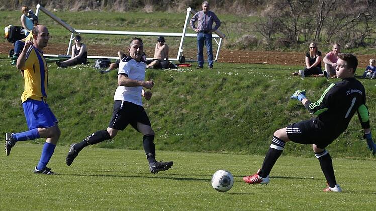 SC-Co-Trainer Daniel Backof (Mitte) hat die Chance auf das 3:0, doch der Ball geht um Zentimeter am Kasten vorbei. Foto: Baumann