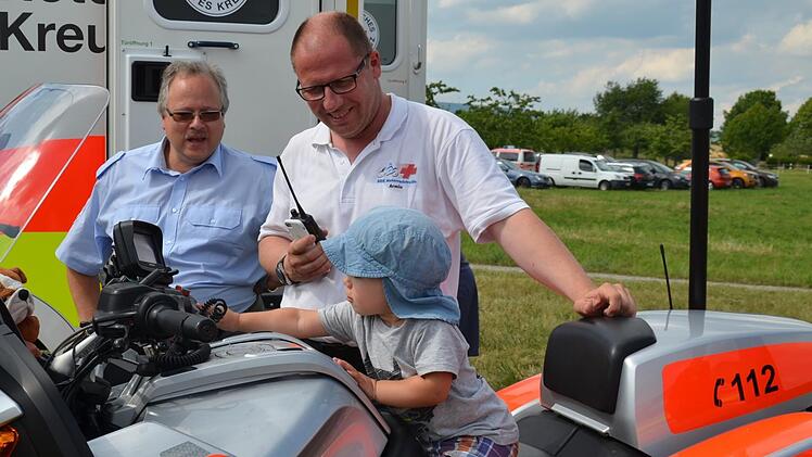 Der zweijährige Marius nutzt die Chance, das Zweirad der Motorrad-streife Bad Kissingen näher zu erforschen. Foto: Kathrin Kupka-Hahn