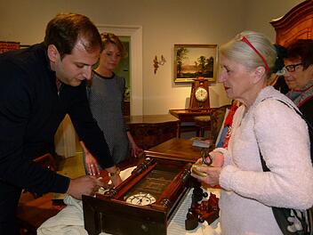 Kunstexperte Julian Schmitz-Avila begutachtet die Wanduhr vonBrigitte Heim. Fotos: Marion Krüger-Hundrup