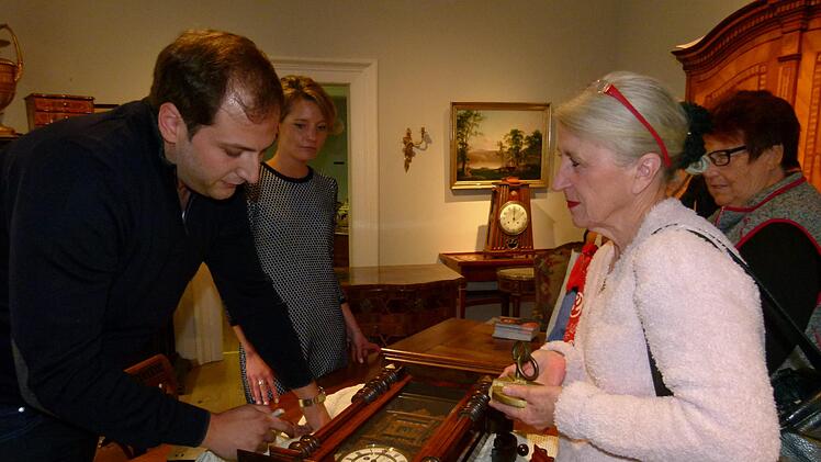 Kunstexperte Julian Schmitz-Avila begutachtet die Wanduhr vonBrigitte Heim. Fotos: Marion Krüger-Hundrup
