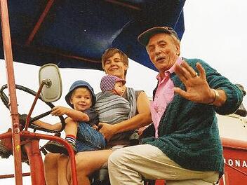 Landwirt und landwirtschaftlicher Unternehmer war Eugen Schmitt. Mit der  lokalen und großen Politik beschäftigt er sich noch heute. Am 8. Januar feiert er seinen 80. Geburtstag. Unser Bild zeigt ihn mit einer Enkelin und zwei Urenkeln. Repro: Dieter Britz