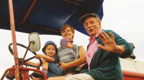 Landwirt und landwirtschaftlicher Unternehmer war Eugen Schmitt. Mit der  lokalen und großen Politik beschäftigt er sich noch heute. Am 8. Januar feiert er seinen 80. Geburtstag. Unser Bild zeigt ihn mit einer Enkelin und zwei Urenkeln. Repro: Dieter Britz