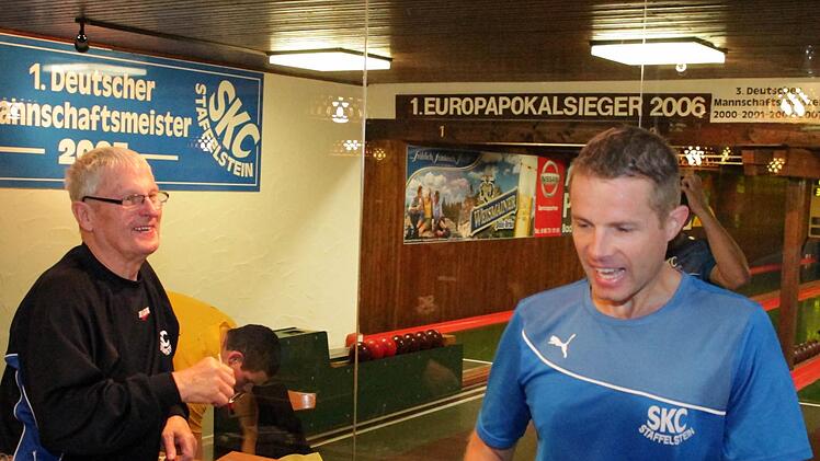 Wie im vergangenen Februar durften die Staffelsteiner jubeln. Freuten sich SKC-Macher Hans-Karl Br&uuml;tting (links) mit seinem Leistungstr&auml;ger Torsten Reiser damals &uuml;ber ein 5:3, kanzelten die Staffelsteiner ihren Lokalrivalen aus Bamberg mit 7:1 ab. Dabei sprangen f&uuml;r die Gastgeber ein Bahnrekord und f&uuml;r Reiser eine neue Einzelbestmarke auf der Staffelbergbahn heraus.  Foto: Archiv/SKC