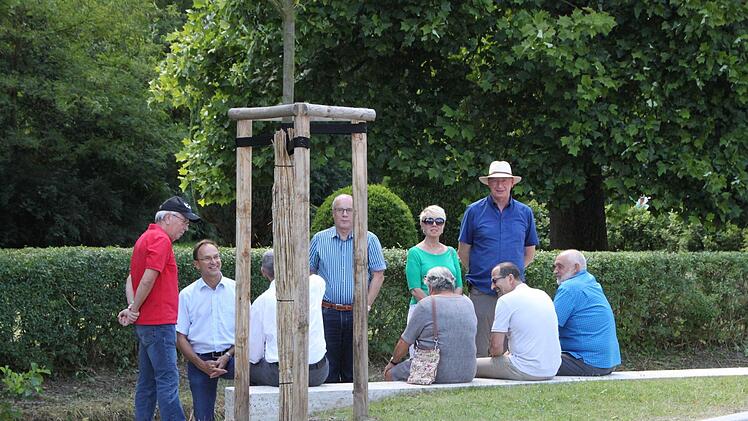 Zuvor hatten Mitglieder des Stadtrates noch gemütlich an den neu gestalteten Stufen am Mühlgraben Platz genommen. Foto: Ulrike Müller