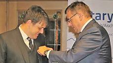 Peter Schneider (r.) &uuml;bergab die Pr&auml;sidentschaft an Bernhard Metzger. Foto: privat