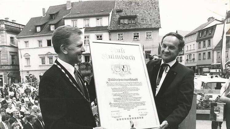 Der Gentleman-OB: Erich Stammberger (links) - hier auf dem Marktplatz nach Besiegelung der Partnerschaft mit Rust (Österreich) - wird 1982 mit 97,37 Prozent wiedergewählt. Es gibt keinen Gegenkandidaten. Stammberger ist 24 Jahre lang Kulmbacher Oberbürgermeister. Foto: Archiv Stephan Tiroch
