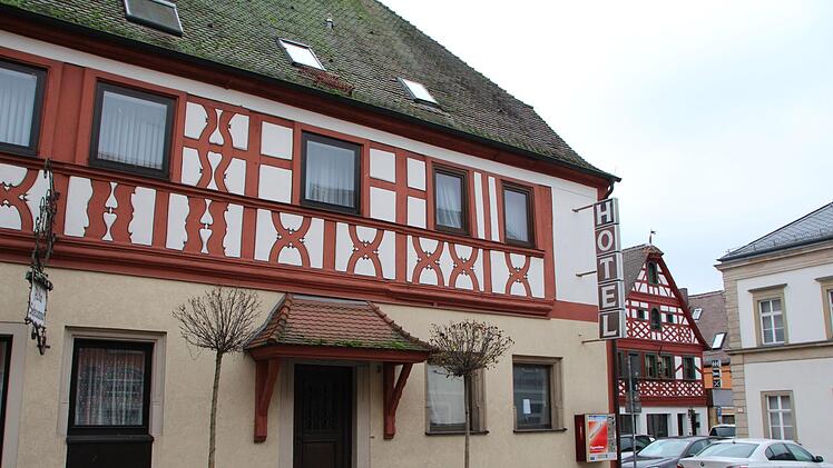 In den Hotelgasthof Alte Schranne in Höchstadt zieht nach Jahren wieder Leben ein.  Foto: Andreas Dorsch