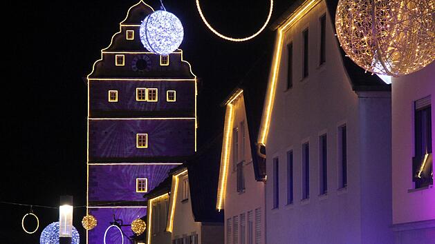 Adventliche Impressionen aus Neustadt an der Saale: Blick auf das illuminierte Hohntor.Foto: Martin Flechsig/Tourismus und Stadtmarketing Bad Neustadt