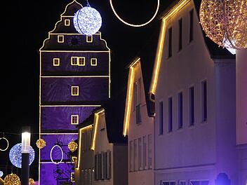 Adventliche Impressionen aus Neustadt an der Saale: Blick auf das illuminierte Hohntor.Foto: Martin Flechsig/Tourismus und Stadtmarketing Bad Neustadt