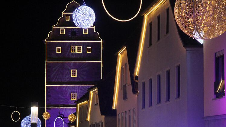 Adventliche Impressionen aus Neustadt an der Saale: Blick auf das illuminierte Hohntor.Foto: Martin Flechsig/Tourismus und Stadtmarketing Bad Neustadt