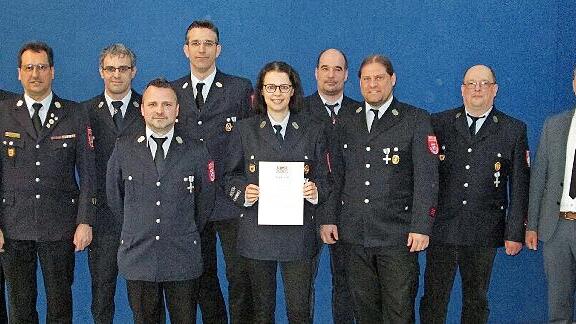 Zur silbernen Ehrennadel mit Urkunde für 25-jährige Dienstzeit gratulierten Bürgermeister Johannes Krumm (rechts) sowie sein Stellvertreter Volker Partsch (von links) und Kreisbrandrat Oliver Lukaschewitsch Daniel Wohlgetan, Stefan Roth, Micha Str...