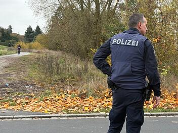 Rätselhafter Vorfall sorgt für Großeinsatz: Mann verletzt auf Feldweg aufgefunden