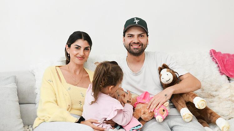 In der neuen Sky Original Serie "Yeliz & Jimi - We Are Family?!" geben Yeliz Koc und Jimi Blue Ochsenknecht einen Einblick in ihr privates Familienleben.