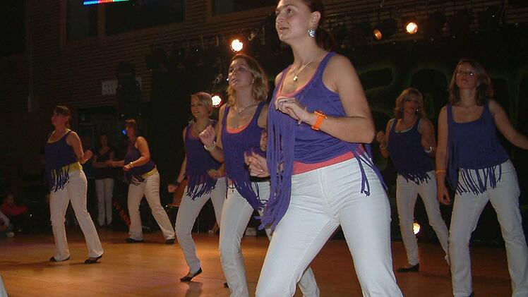 In Sand sind alle Generationen fit: "Fit mit Spaß" hieß das Motto der Frauengruppe unter Leitung von Silke Götz (vorne links).