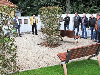 Die Gemeinderäte aus Unterleinleiter besichtigen die neue Urnenanlage auf dem Friedhof.  Foto: fra-press