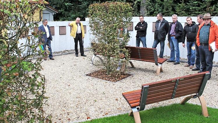 Die Gemeinderäte aus Unterleinleiter besichtigen die neue Urnenanlage auf dem Friedhof.  Foto: fra-press