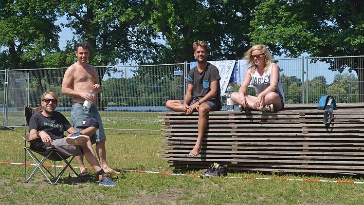 "King Kobra" und seine T-Shirt-Crew aus Belgien. Foto: Nikolas Pelke
