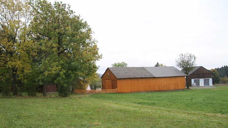Früher fuhren die Naturfreunde Presseck einfach durch den Bauernhof, jetzt hat das Grundstück einen neuen Besitzer - der hat den Naturfreunden Strom und Wasser abgedreht, verwehrt die Einleitung von Abwasser und auch die Durchfahrt. Foto: Sonja Adam