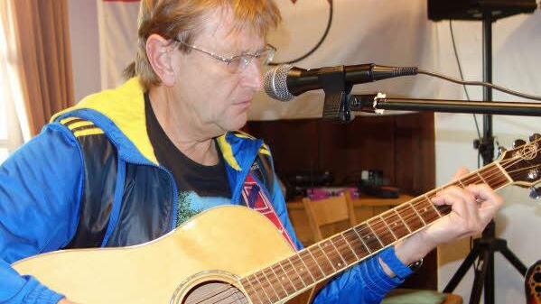 "Rory" (Harald Schneider) aus Schweinshaupten vertrat die moderne Musikantenfraktion, mit Liedern von den Beatles und den Eagles. Fotos: Simon Albrecht