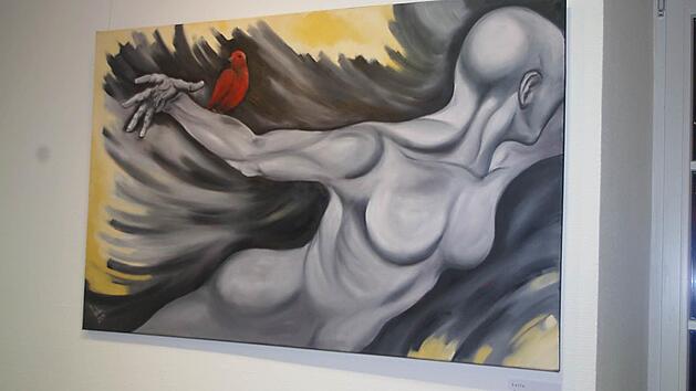 Die K&uuml;nstlerin Leila stellt neue Arbeiten in der Galerie Einblicke im Servicezentrum des Finanzamtes aus.