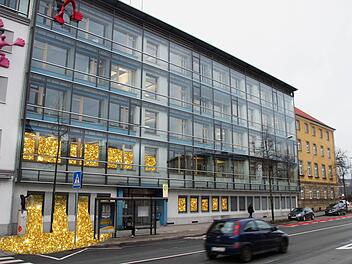 Die Industrie- und Handelskammer für Oberfranken in Bayreuth: Wie andere Kammern auch bildet sie jährlich Rücklagen (wenn auch nicht in der Art und Weise wie auf unserer Fotomontage). Doch in welcher Höhe sind solche Rücklagen zulässig? Foto: Stephan Tiroch, Illustration: Micho Haller
