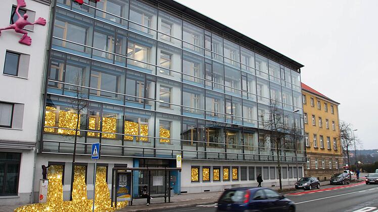 Die Industrie- und Handelskammer für Oberfranken in Bayreuth: Wie andere Kammern auch bildet sie jährlich Rücklagen (wenn auch nicht in der Art und Weise wie auf unserer Fotomontage). Doch in welcher Höhe sind solche Rücklagen zulässig? Foto: Stephan Tiroch, Illustration: Micho Haller
