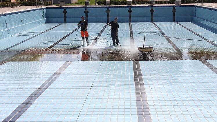 Mit dem Hochdruckreiniger wird das große Schwimmbecken gesäubert. Foto: Popp