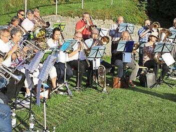 Die Bläser aus den Posaunenchören des Dekanats Naila und aus Heinersberg spielten im Grund auf.  Foto: Wunder