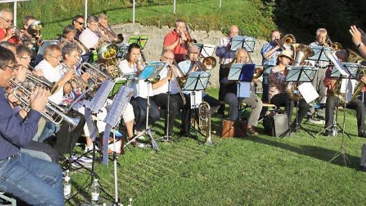 Die Bläser aus den Posaunenchören des Dekanats Naila und aus Heinersberg spielten im Grund auf.  Foto: Wunder
